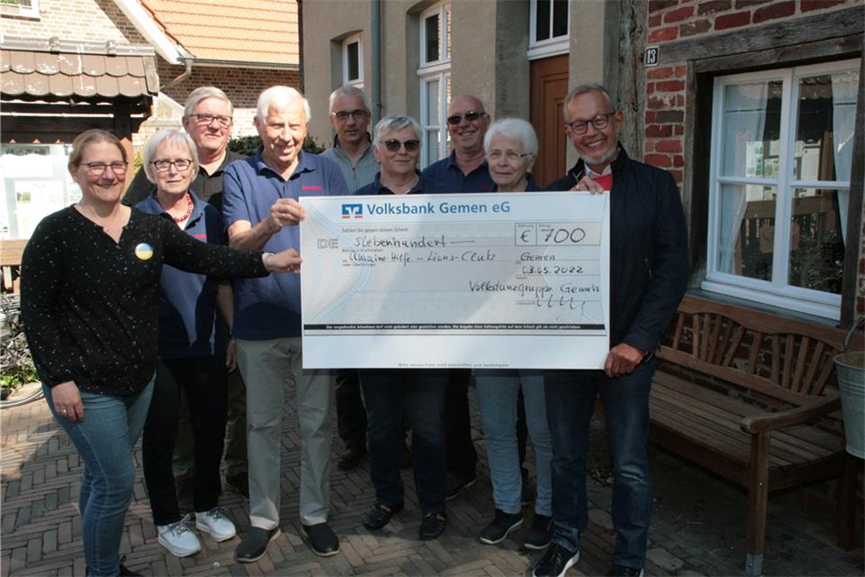 Die Akteure (von links): Maja Becker (Borken hilft der Ukraine), Gerlinde Dahlhaus, Lions-Präsident Bernhard Klein-Thebing, Karl-Heinz Ebbing, Vorsitzender Tanzgruppe, Kunigunde Strunk, Marian Strunk, Maria Ebbing, Lions-Schatzmeister Ulrich Holtermann.