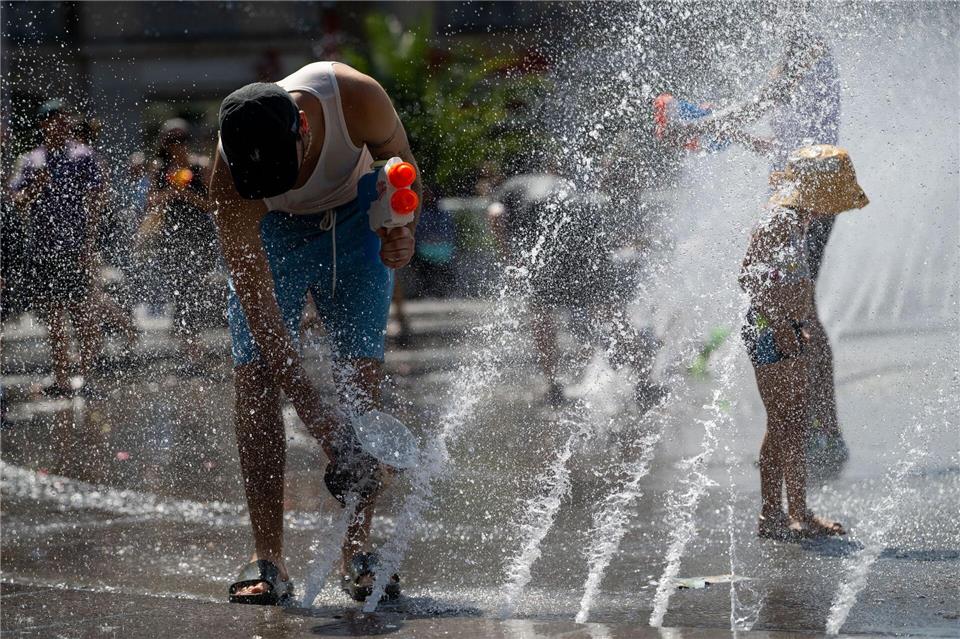 Die Aktion fand im großen Brunnen auf dem Karlsplatz in München statt.Lennart Preiss/dpa
