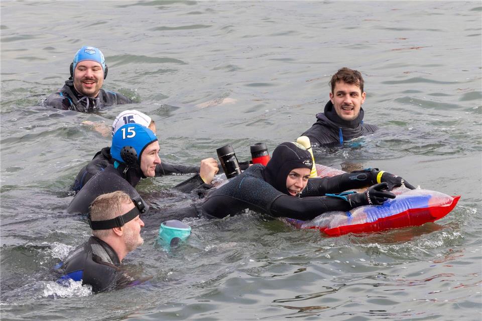 Die Aktion soll auf die Gefahren des Rheins aufmerksam machen.Helmut Fricke/dpa