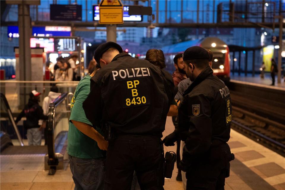 Die Aktion soll für mehr Sicherheit an den Bahnhöfen sorgen. (Archivbild)Paul Zinken/dpa