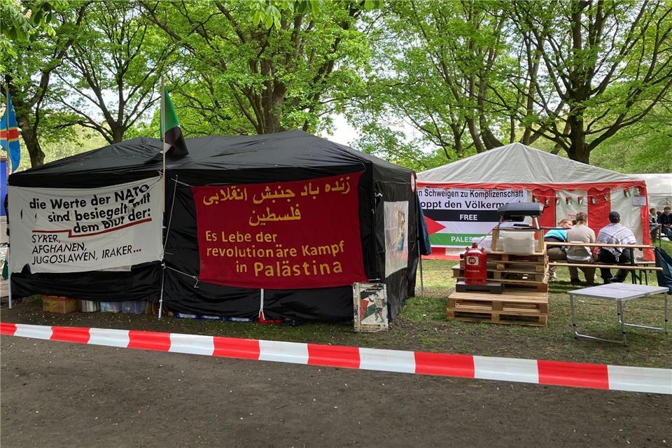 Die Aktivisten auf der Hamburger Moorweide rufen auf Transparenten zu revolutionärem Kampf in Palästina auf.Bernhard Sprengel/dpa