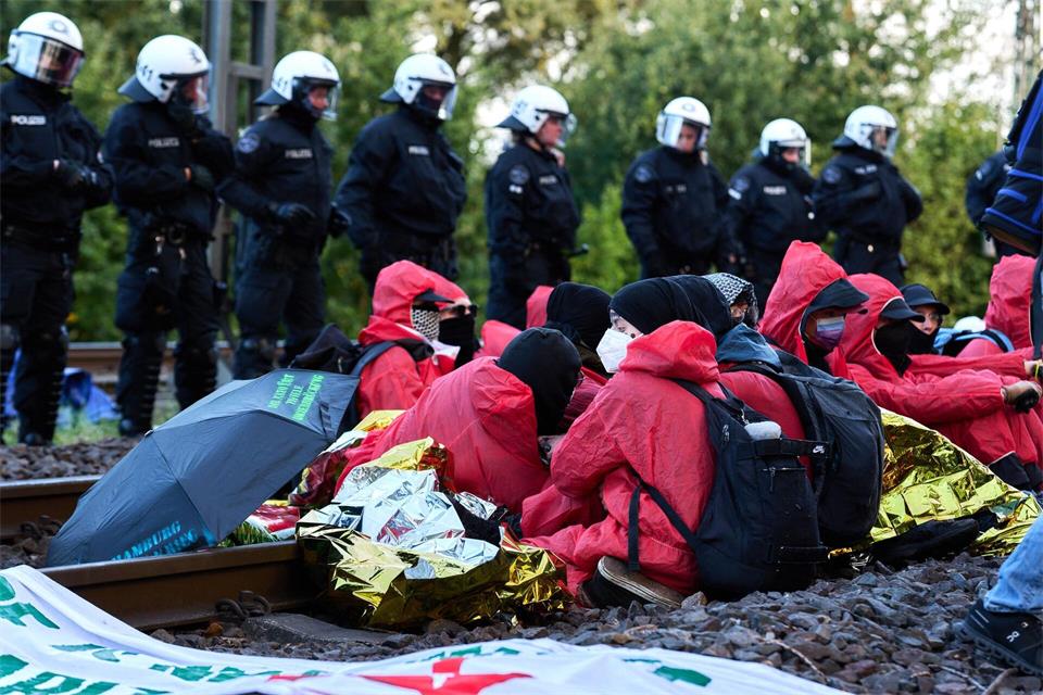 Die Aktivisten blockieren Gleise.Marcus Golejewski/dpa