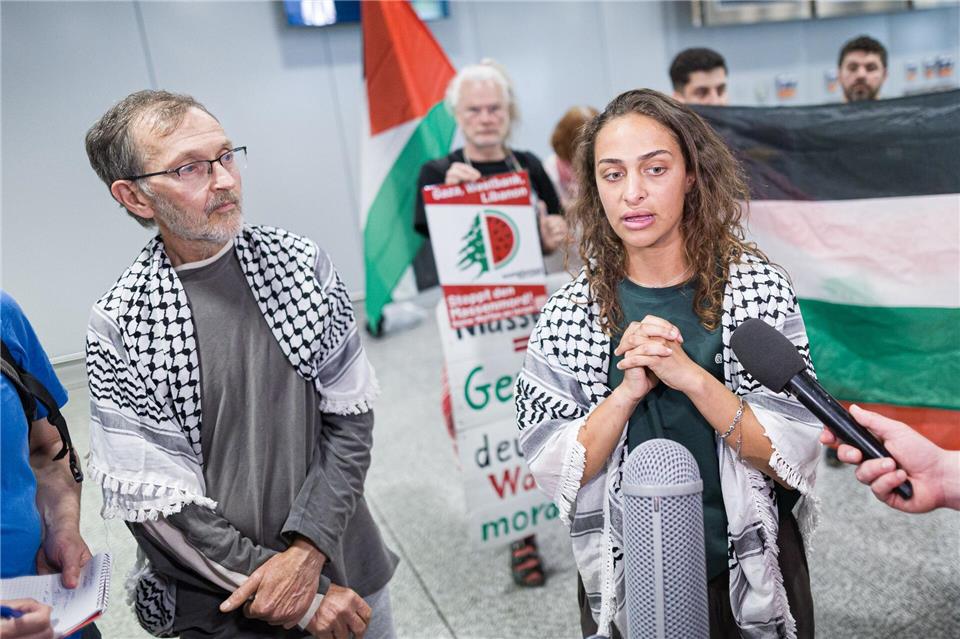 Die Aktivisten der Gaza-Hilfsflotte, Uwe Sander und Nesrin Zeaiter, kamen mit einem Flieger aus Istanbul zurück nach Deutschland. Moritz Frankenberg/dpa