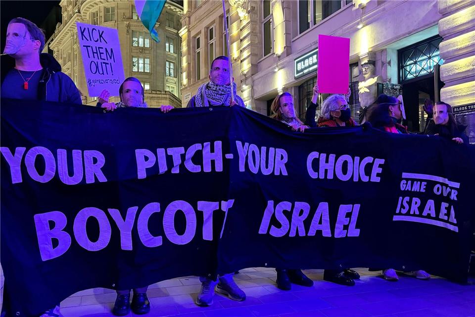 Die Aktivisten fordern den Ausschluss Israels aus dem europäischen Fußball.Jan Mies/dpa