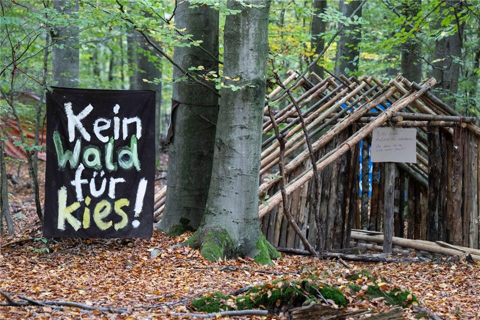 Die Aktivisten haben eine klare Forderung: sie wollen den Wald erhalten.Boris Roessler/dpa