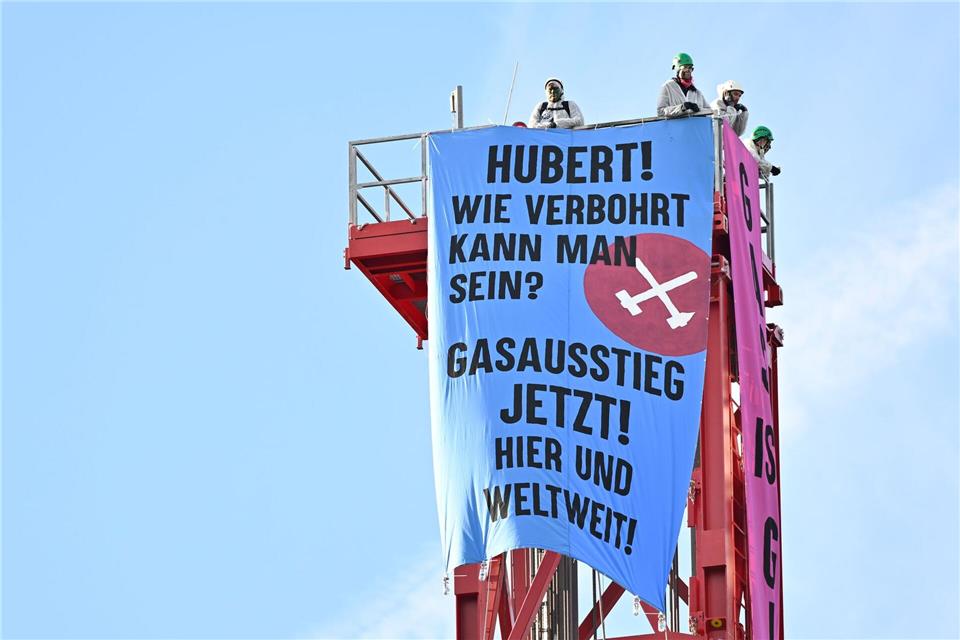 Die Aktivisten hatten auf dem Bohrturm ein Protestbanner befestigt. (Archivbild)Uwe Lein/dpa