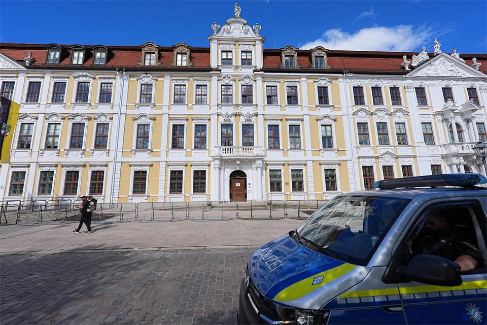 Die Aktivisten wollen das Gebäude des Landtags umstellen. Michael Kappeler/dpa