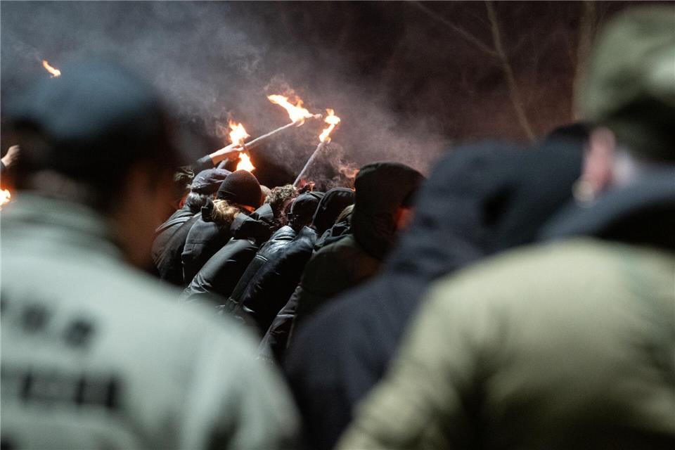 Die Aktivitäten der Gruppen reichen weit über politische Kundgebungen hinaus. (Symbolbild)Marijan Murat/dpa