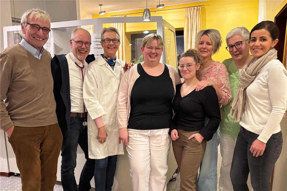 Die Alamed MVZ GmbH eröffnet eine Zweigstelle in Velen: Das Praxisteam Dr. Tenkamp (2.v.l.) und Dr. Schulze Holthausen (3. v.l.) zieht zum 5. Januar von der Schürkampallee an die Ignatiusstraße um.