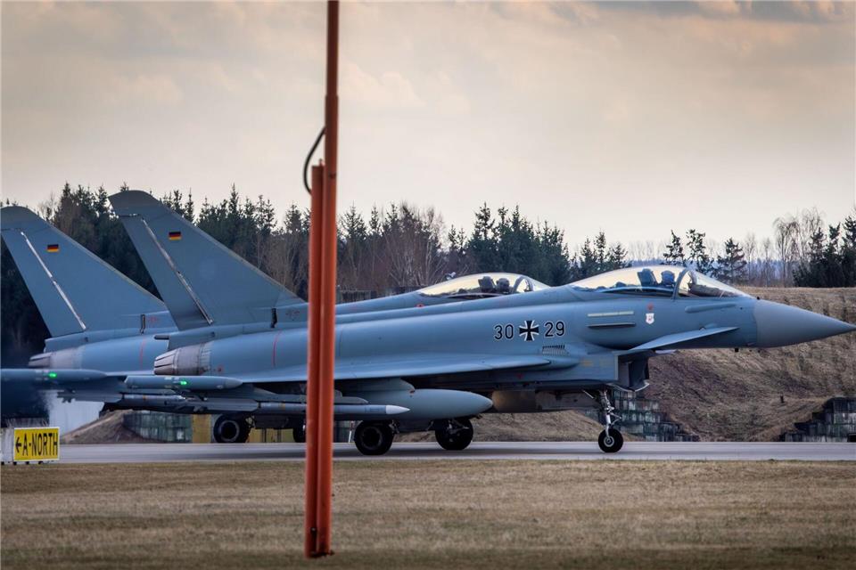 Die Alarmrotte steigt immer mit zwei Eurofightern auf.Jens Büttner/dpa