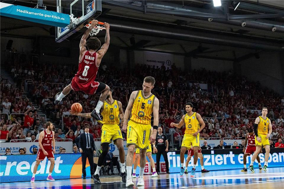 Die Alba-Spieler können nur noch zuschauen, wie Bambergs Demarcus Demonia den Ball in den Korb dunktDaniel Löb/dpa