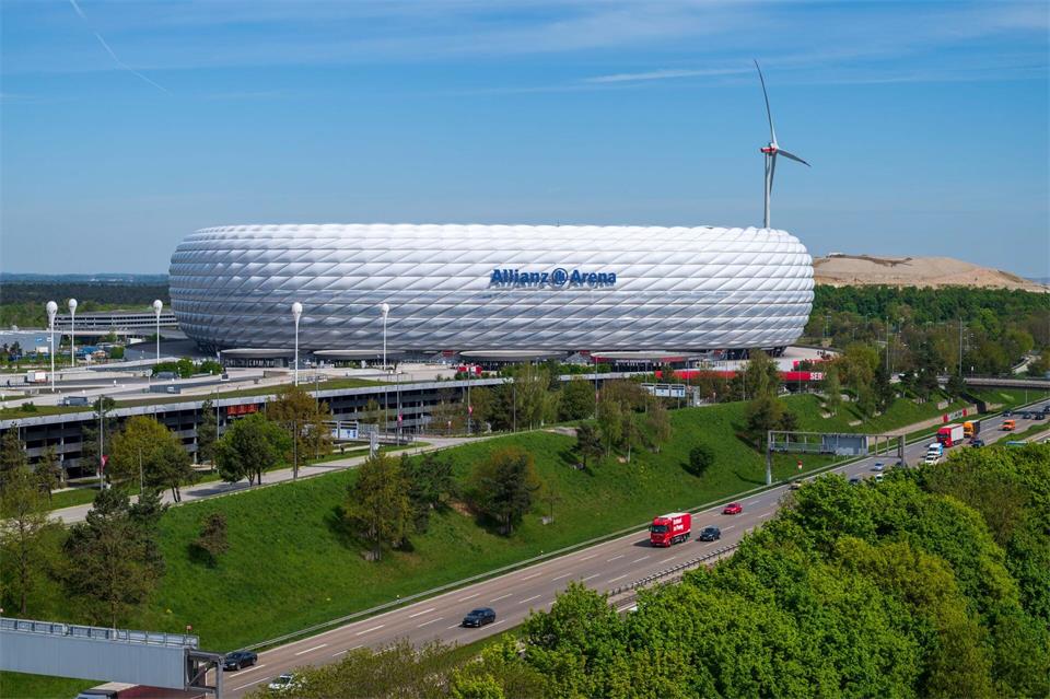 Die Allianz Arena von außen. (Archivbild)Peter Kneffel/dpa