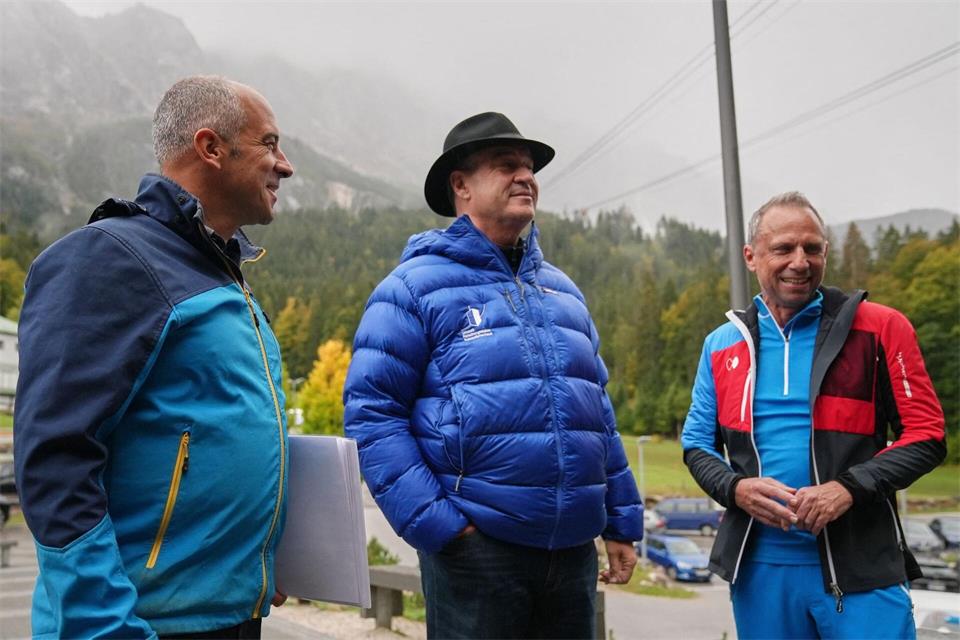 Die Alpen sind besonders stark vom Klimawandel betroffen. Auf der Zugspitze informiert sich Markus Söder über aktuelle Forschungsprojekte zu Geo-Risiken.  Ehsan Monajati/dpa