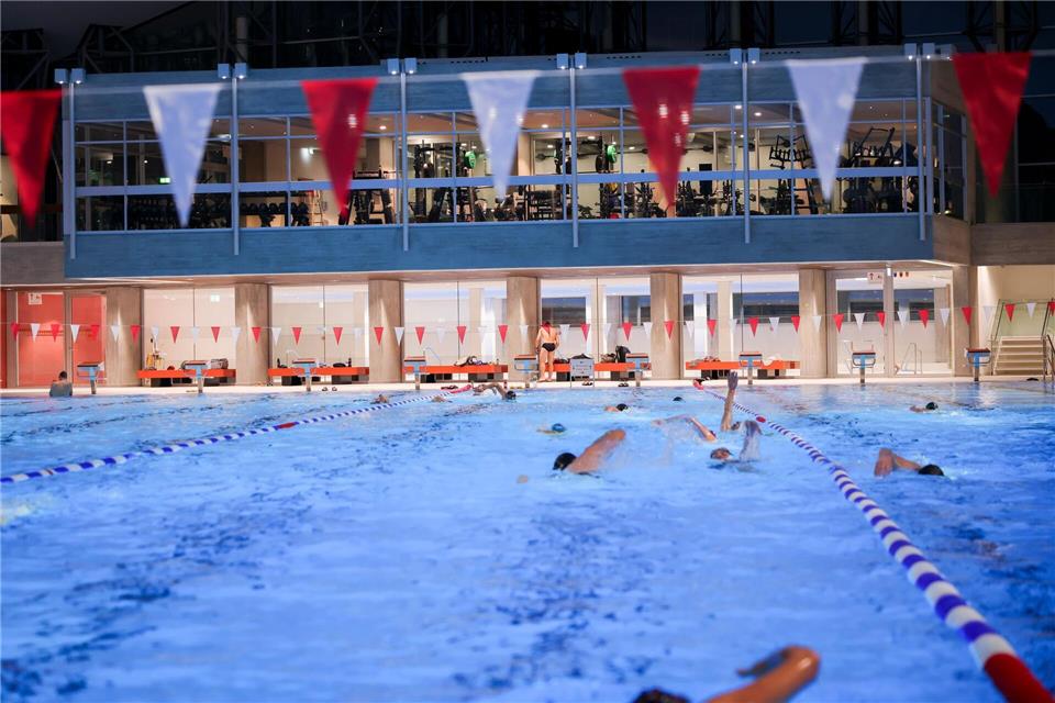 Die Alsterschwimmhalle soll die nächsten Tage geöffnet bleiben. (Archivbild) Christian Charisius/dpa