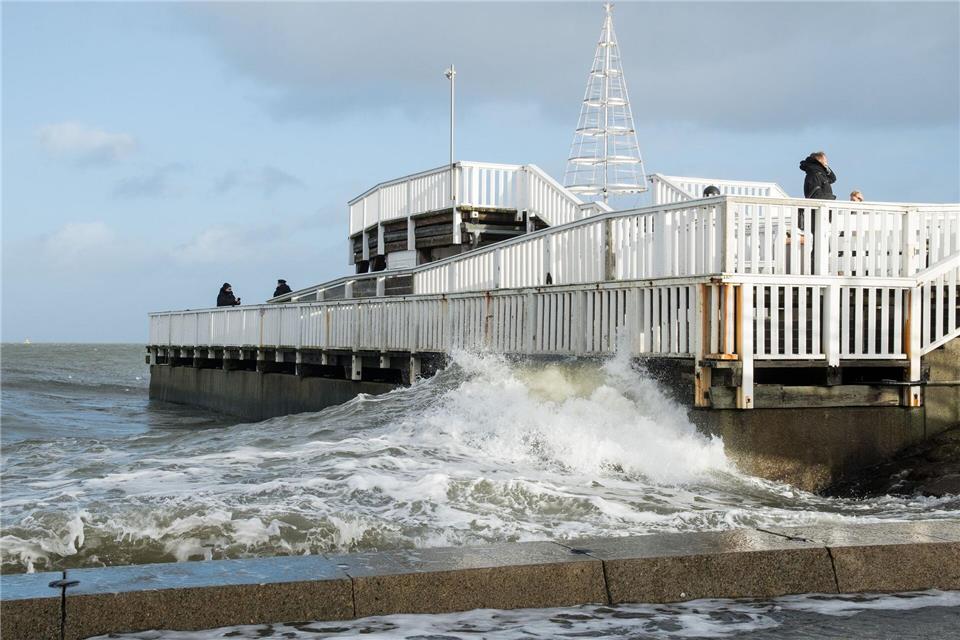 Die „Alte Liebe“ wurde 1733 erbaut – als Schiffsanleger und Wellenbrecher. Sie bietet als Aussichtsplattform einen tollen Blick auf die Elbe.Ingo Wagner/dpa/dpa-tmn