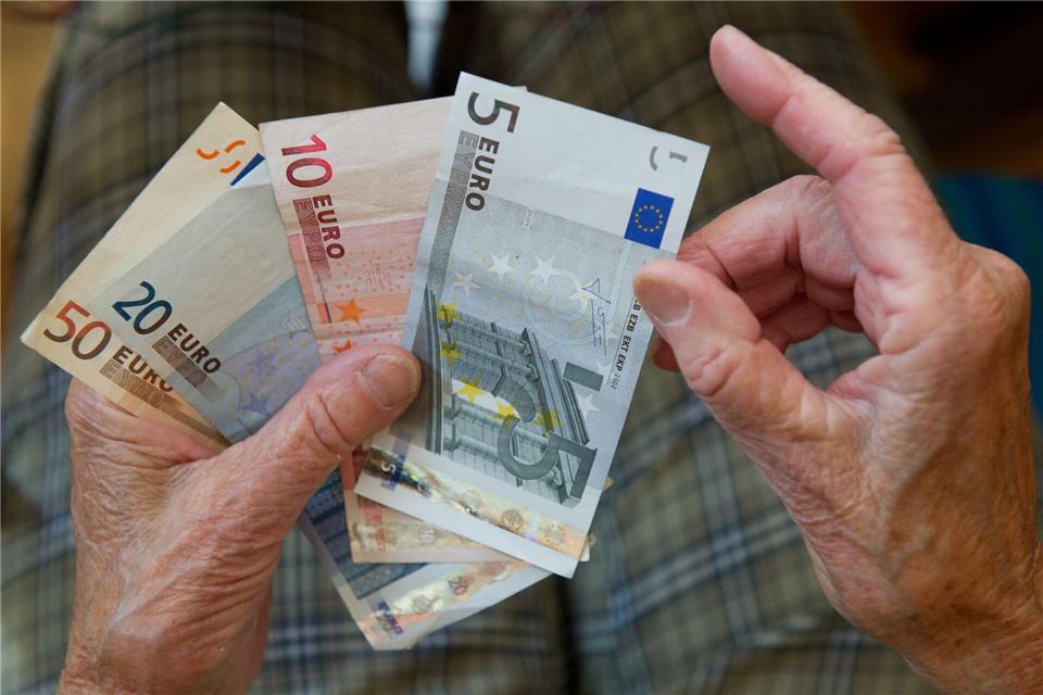 Die Altersbezüge von Frauen sind geringer als die von Männern. (Symbolbild)picture alliance / dpa