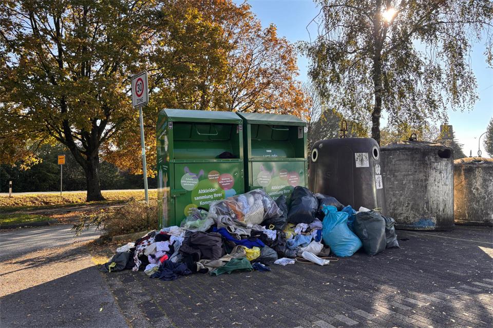 Die Altkleidercontainer am Freibad in Ramsdorf quillen derzeit über.