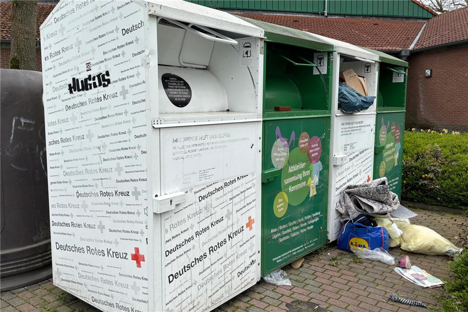 Die Altkleidercontainer an mehreren Stellen in Velen und Ramsdorf quollen in den vergangenen Tagen über. Die Folge: Altkleider landen vor dem Container, wie hier an der Thesingbachhalle. Aber auch Dinge, die nicht in die Container gehören, landen dort.