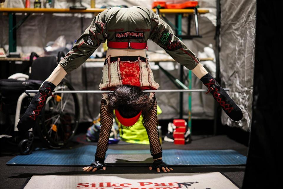 Die Aluminiumstange stabilisiert die Füße und gibt der gelähmten Artistin Orientierung.Christoph Reichwein/dpa