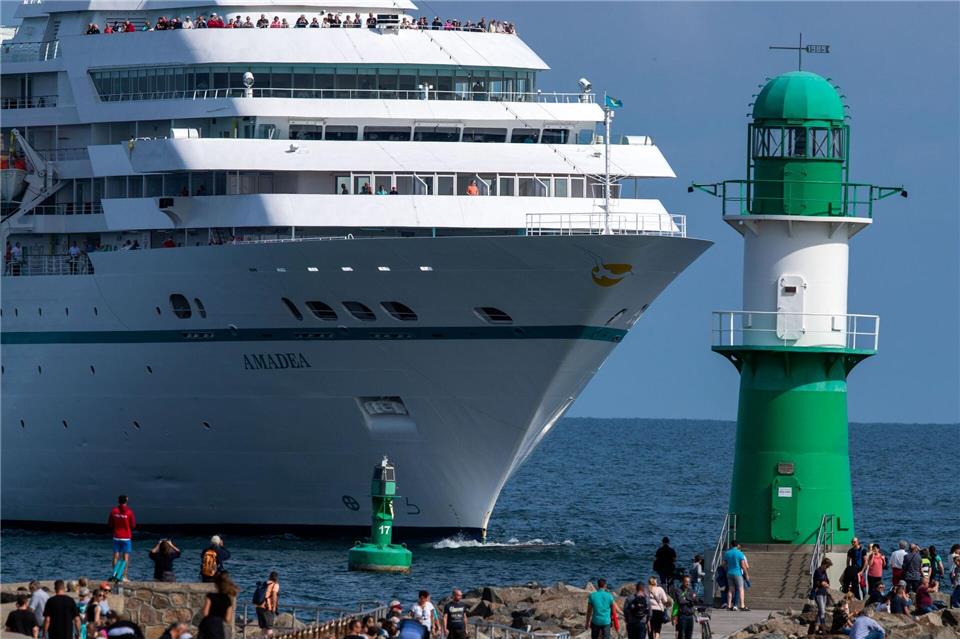 Die „Amadea“ war schon oft zu Gast in Warnemünde. (Archivbild)Jens Büttner/dpa-Zentralbild/ZB