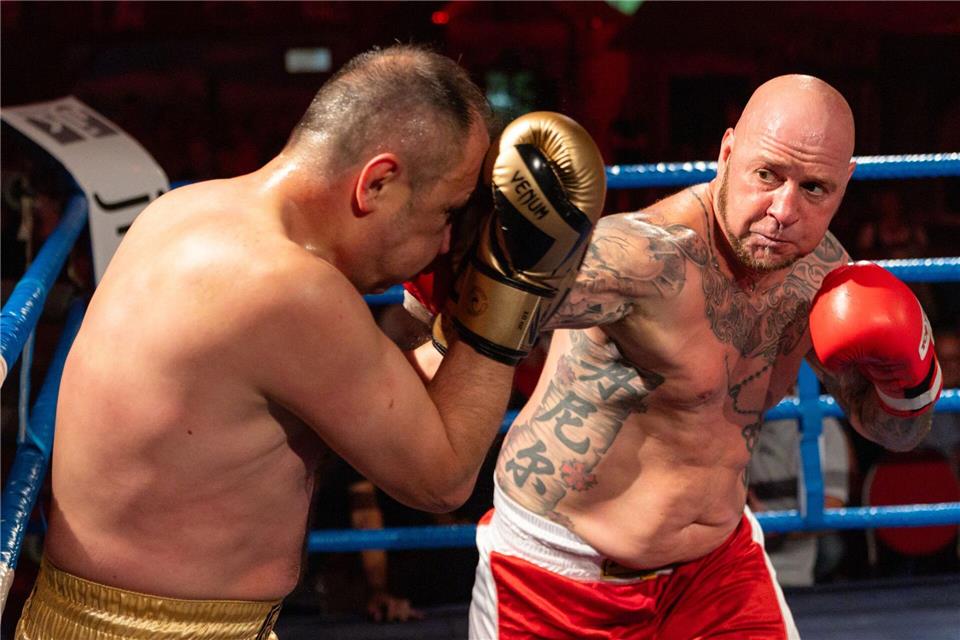 Die Amateurboxer Daniel Bertz (r) gewinnt für Thüringen gegen Hasan Arli für Nürnberg bei dem Show-Boxkampf. Michael Reichel/dpa