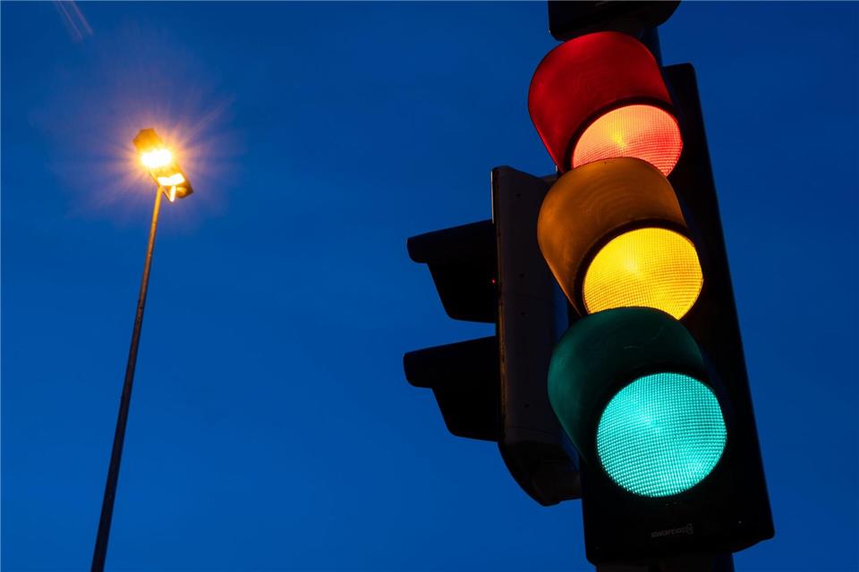 Die Ampel habe blau geleuchtet, nicht rot, versicherte ein betrunkener Autofahrer der Polizei. (Symbolbild)Marijan Murat/dpa