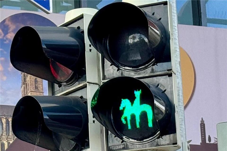 Die Ampel in der Magdeburger Innenstadt zeigt bei grün den „Magdeburger Reiter“. Thomas Schulz/dpa