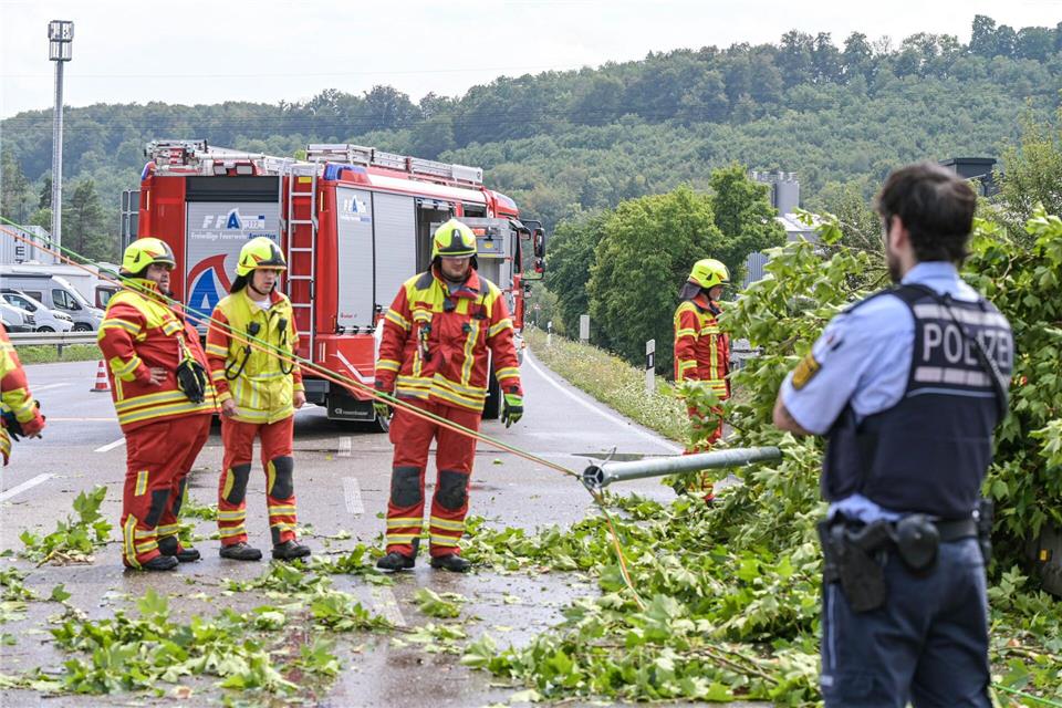Die Ampel wurde bei einer heftigen Gewitterzelle durch einen umstürzenden Baum zu Fall gebracht. Fotoreport-DB/onw-images/dpa