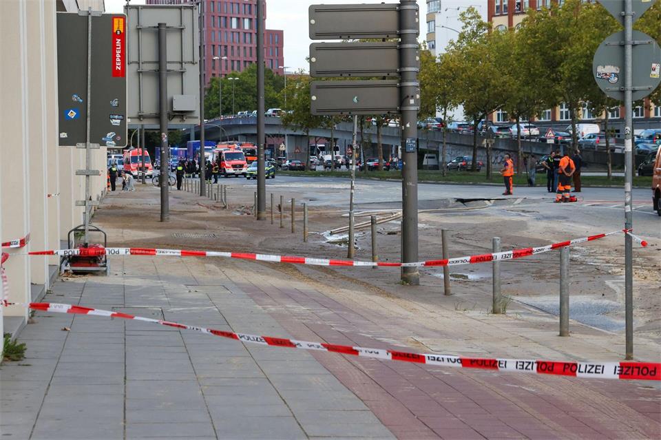 Die Amsinckstraße und Fuhlsbüttler Straße bleiben nach den Rohrbrüchen am Mittwoch vorerst gesperrt. Bodo Marks/dpa