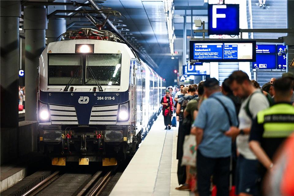 Die Anfang Mai gestartete Bahnverbindung zwischen Kopenhagen und Prag wird in der Ferienzeit vier Wochen lang nicht als Direktverbindung angeboten. Jens Kalaene/dpa