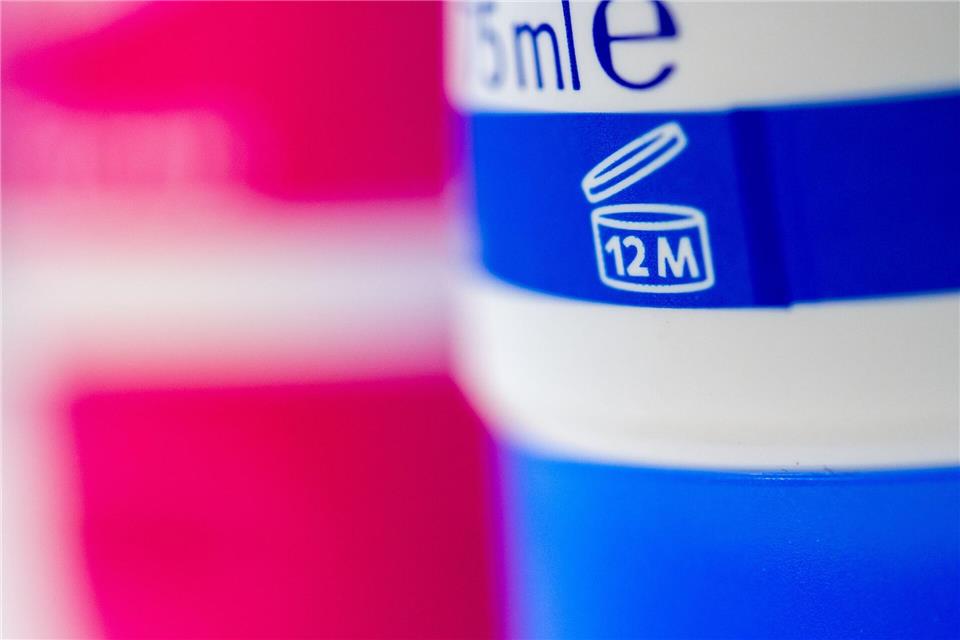 Die Angabe „6M“ oder „12M“ auf Kosmetikprodukten bezieht sich auf die empfohlene Verwendungsdauer nach dem Öffnen.Andrea Warnecke/dpa-tmn