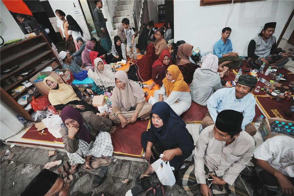 Die Angehörigen warteten verzweifelt auf Nachrichten.Achmad Ibrahim/AP/dpa
