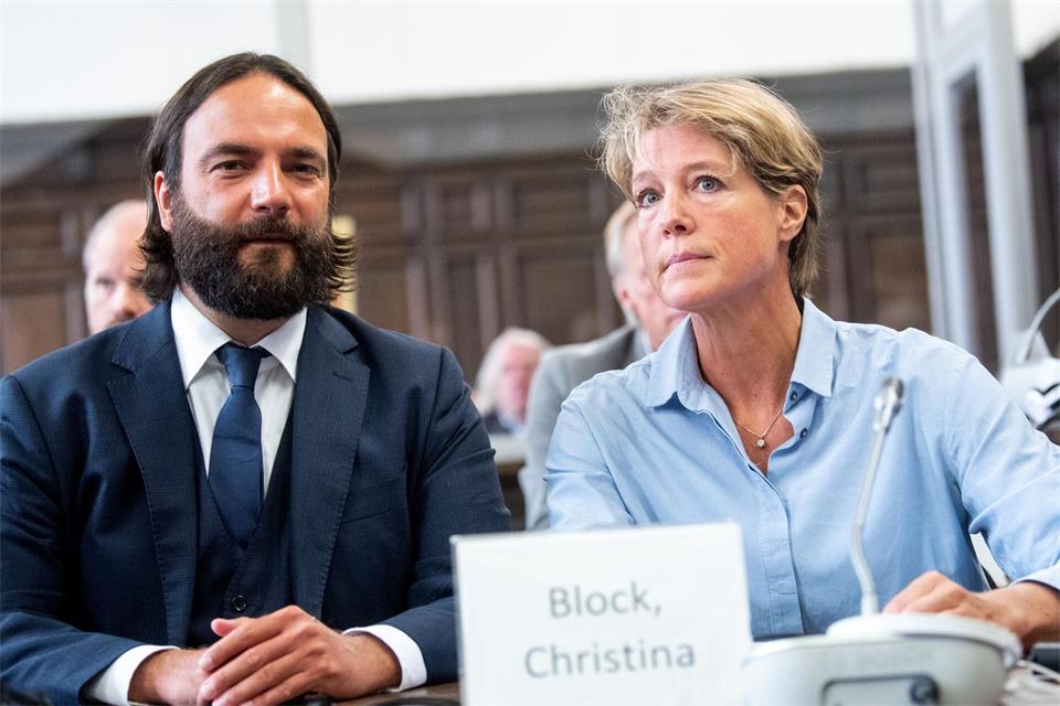 Die Angeklagte Christina Block und ihr aktueller Anwalt Ingo Bott.Daniel Bockwoldt/dpa Pool/dpa