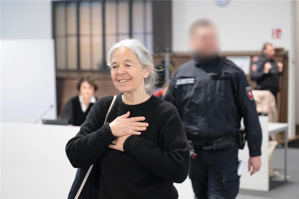 Die Angeklagte Daniela Klette reagiert zu Beginn des Verhandlungstages auf Unterstützer im Zuschauerbereich und Geburtstagslied. Sina Schuldt/dpa