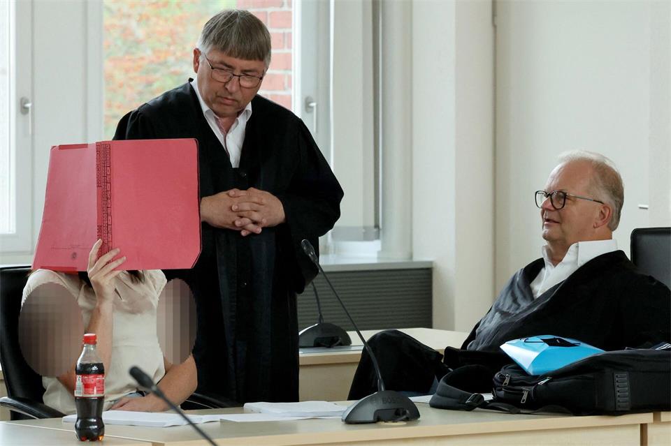 Die Angeklagte hat am 22. Verhandlungstag ausführlich zu den Vorwürfen Stellung genommen - und sie dabei zurückgewiesen. Bernd Wüstneck/dpa