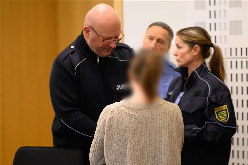 Prozess um Babyleiche im Müll - Mutter vor Gericht Die Angeklagte hat zwei weitere Töchter.Robert Michael/dpa