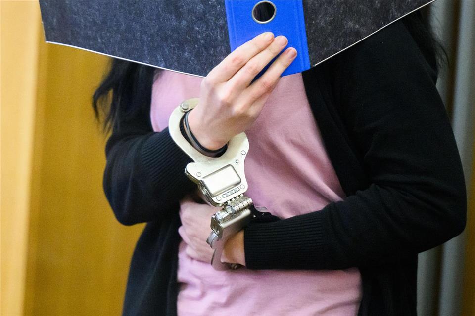 Die Angeklagte in Handschellen im Landgericht Braunschweig. Sie sitzt in Untersuchungshaft. Julian Stratenschulte/dpa