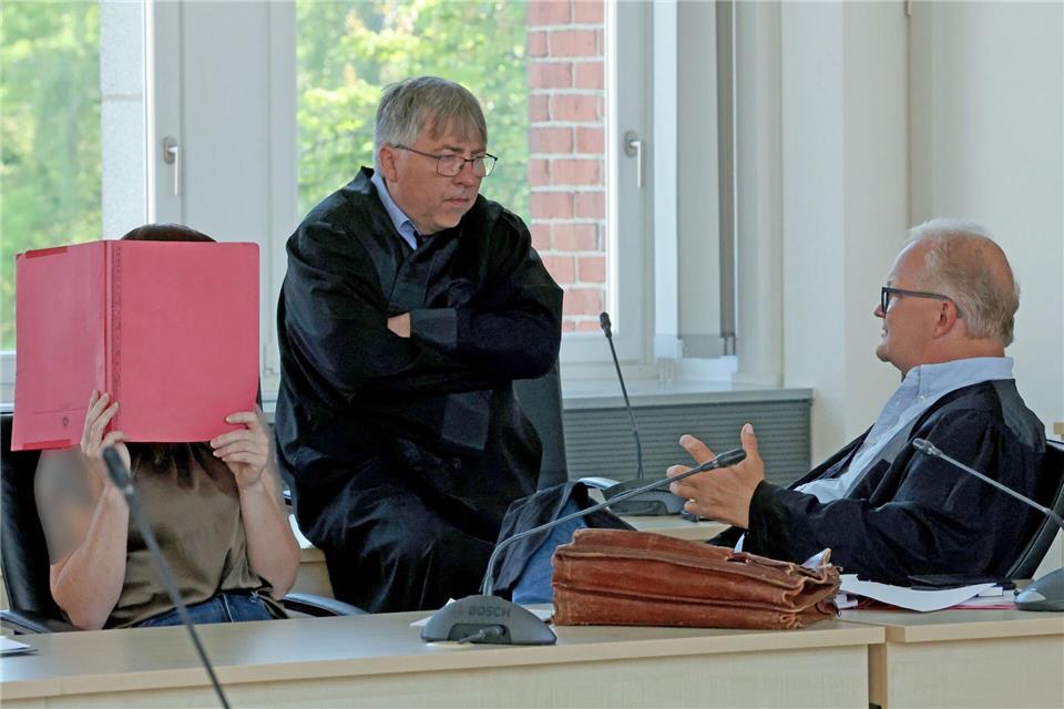 Die Angeklagte (l-r) und ihre Rechtsanwälte im Gerichtssaal. Bernd Wüstneck/dpa