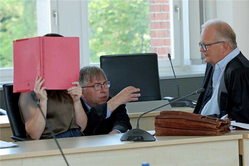 Die Angeklagte (l-r), wird von den Rechtsanwälten Andreas Ohm und Thomas Löcker verteidigt.Bernd Wüstneck/dpa