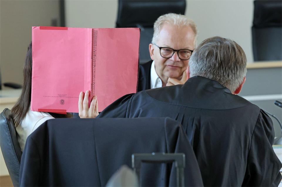Die Angeklagte mit den Anwälten Thomas Löcker und Andreas Ohm.Bernd Wüstneck/dpa