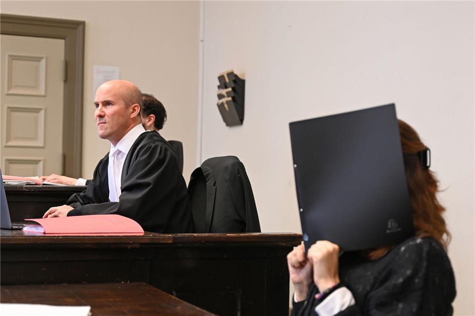 Die Angeklagte (r) sitzt mit ihrem Anwalt Dirk Bachmann im Strafjustizgebäude in Hamburg. David Hammersen/dpa
