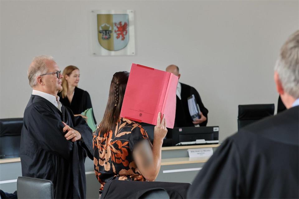 Die Angeklagte sagt im Prozess im Fall Fabian vor Gericht aus.Bernd Wüstneck/dpa