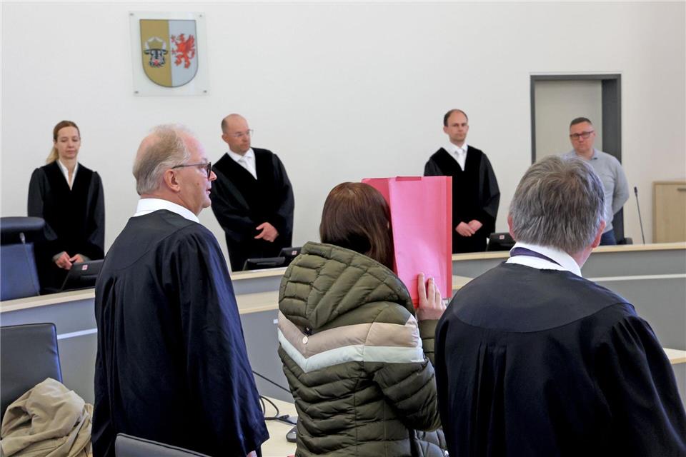 Die Angeklagte schweigt bislang zu den Vorwürfen gegen sie. Bernd Wüstneck/dpa