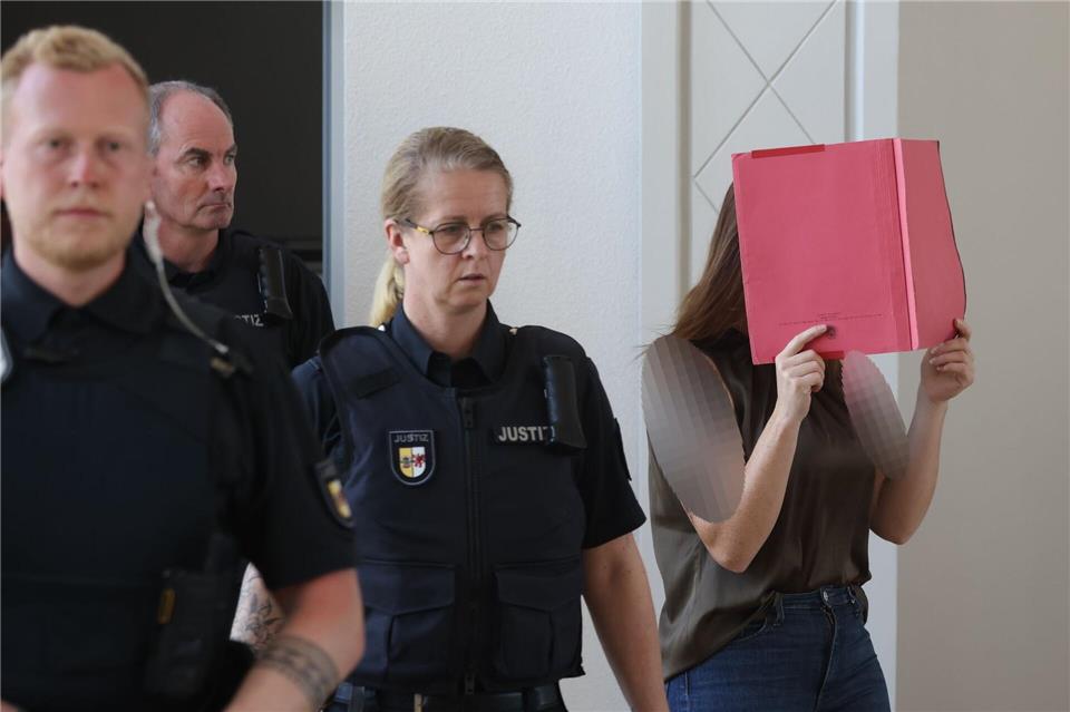 Die Angeklagte schweigt bislang zu den Vorwürfen.Danny Gohlke/dpa