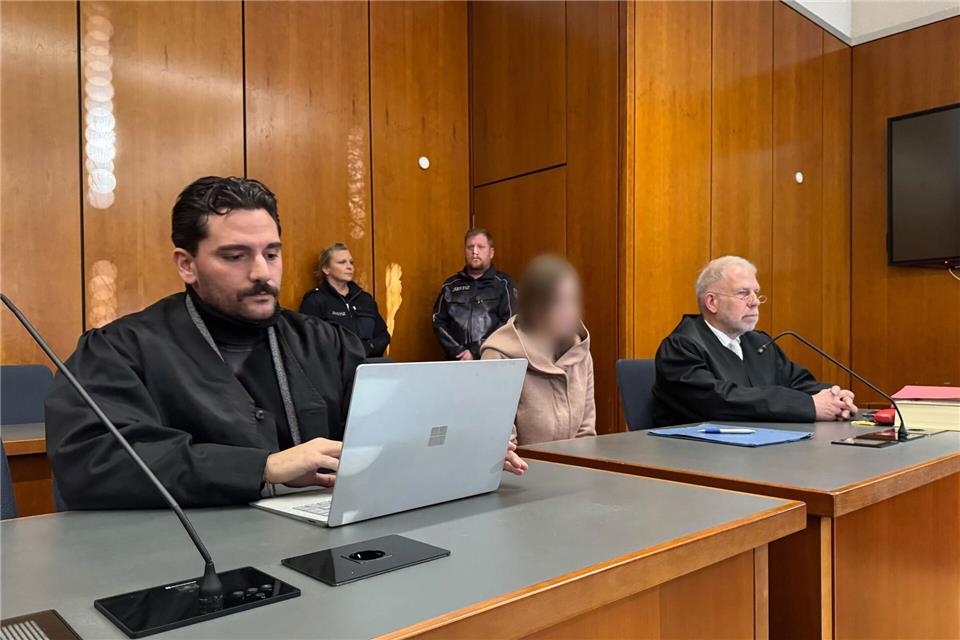 Die Angeklagte sitzt auf der Anklagebank.Maurice Dirker/dpa