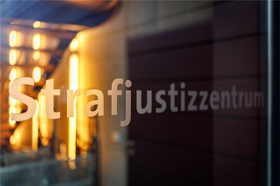 Die Angeklagte sitzt seit Herbst in Untersuchungshaft. (Symbolbild)Daniel Karmann/dpa