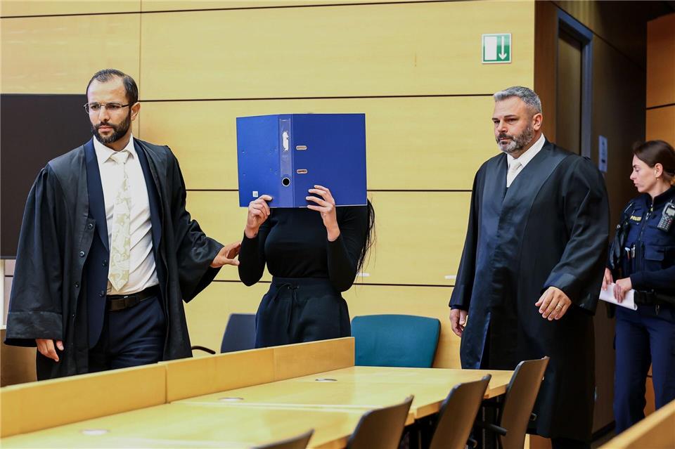 Die Angeklagte sitzt seit Herbst in Untersuchungshaft. (Archivbild)Daniel Löb/dpa