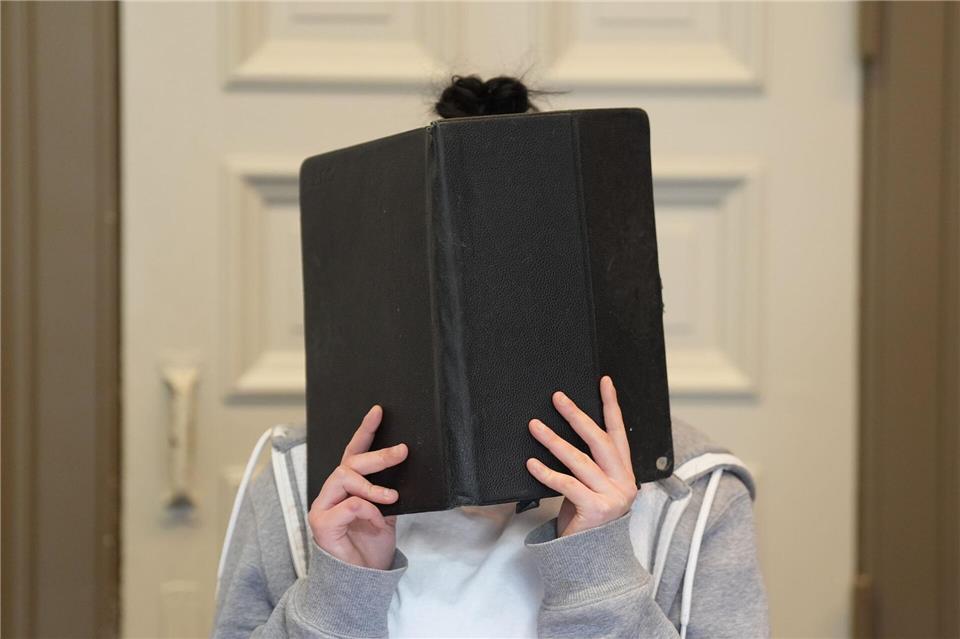 Die Angeklagte sitzt seit der Tat in Untersuchungshaft.Marcus Brandt/dpa