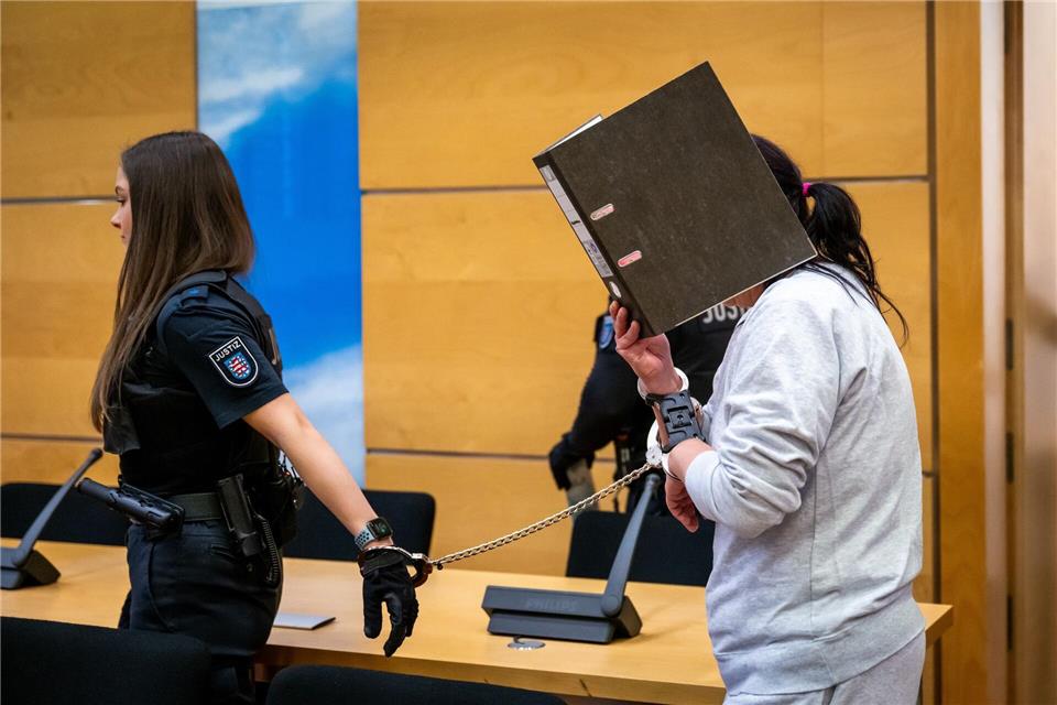 Die Angeklagte sitzt seit ihrer Festnahme in Untersuchungshaft.Jacob Schröter/dpa