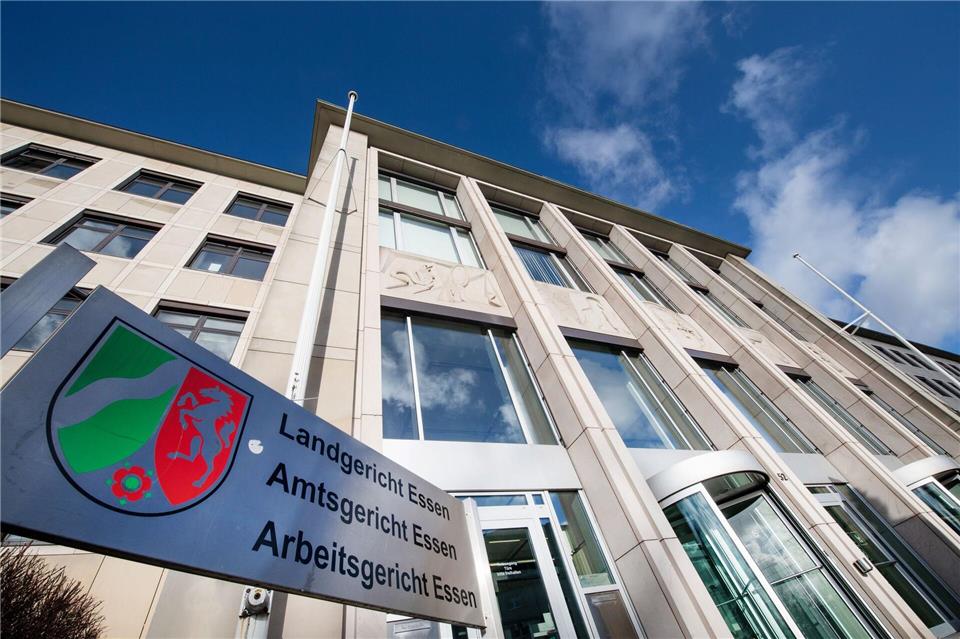 Die Angeklagte soll am 20. Februar dieses Jahres die neue Freundin ihres Ehemanns erstochen haben. (Archivbild)Bernd Thissen/dpa